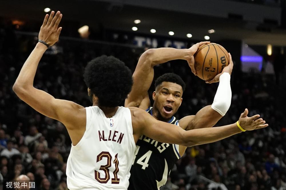 太阳报:在葡萄牙取得大胜后,迪亚斯与主持人女友庆祝到凌晨.