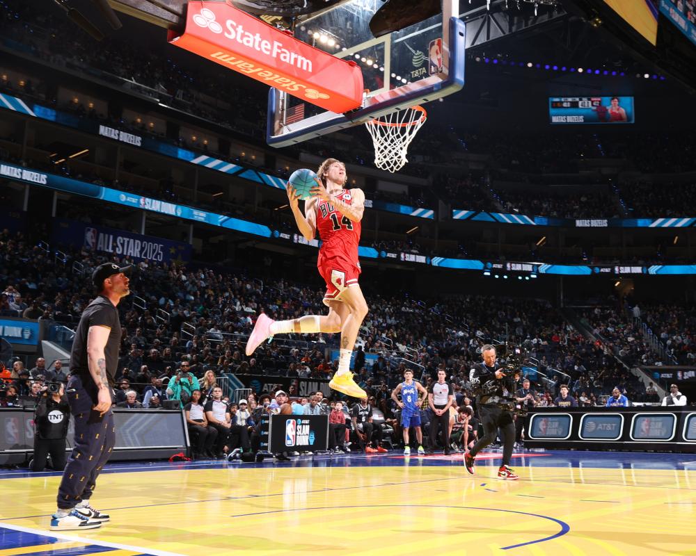 体育《天天耍大牌》消暑晚会:送好礼 送清凉 送健康