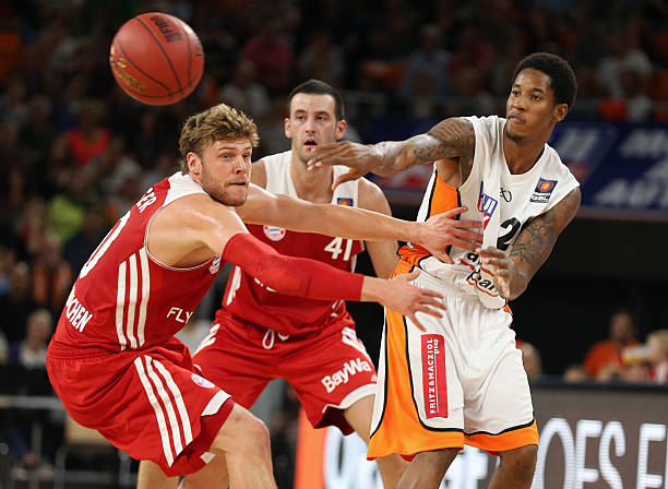 西甲:4轮追10分 巴萨1-0时隔58天再登顶 莱万点射34场造35球